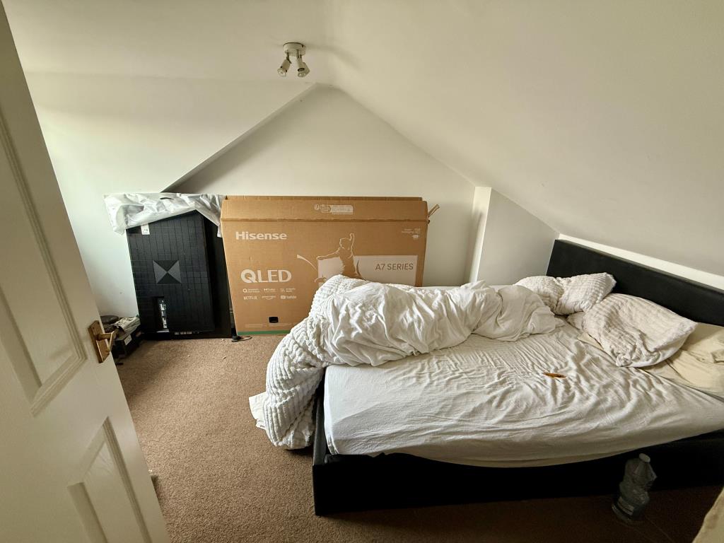 Lot: 38 - FREEHOLD BLOCK OF FLATS FOR INVESTMENT - Flat B Bedroom
